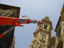 Grúa montando la campana en la iglesia de San Valero